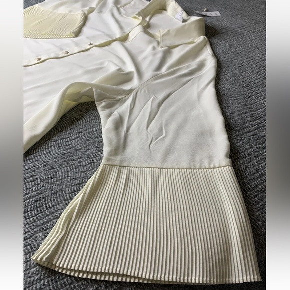 3/$30 NWT Avenue Size
22/24 Button Up Blouse 3/4
Pleated Kimono Style Sleeve - Picture 8 of 16